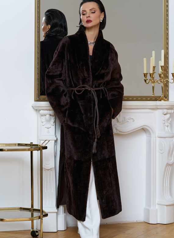 Двухсторонняя женская дубленка с декоративным поясом