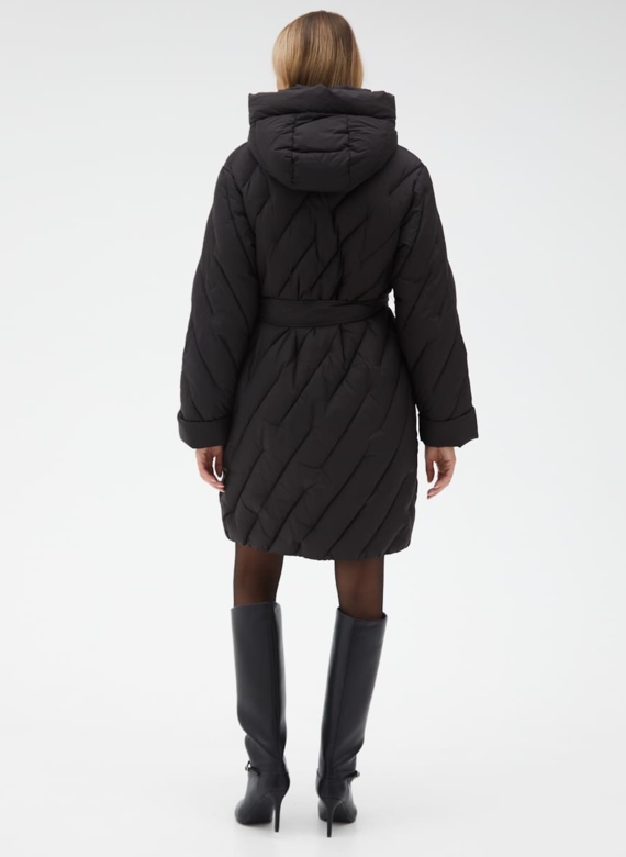 Женский пуховик черного цвета с поясом