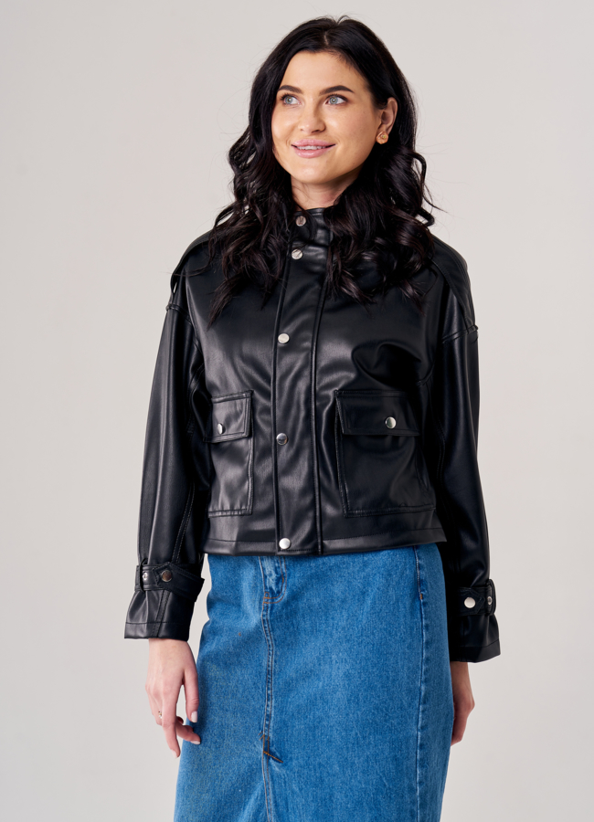 Куртка из эко кожи черного цвета модель № 2103 меха малина