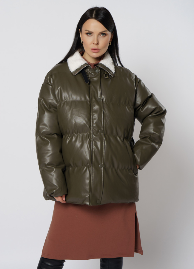 Куртка из эко кожи зеленого цвета с воротником стойкой модель № 21711 меха малина