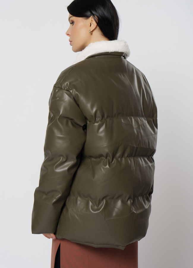 Куртка из эко кожи зеленого цвета с воротником стойкой модель № 21711 в рассрочку