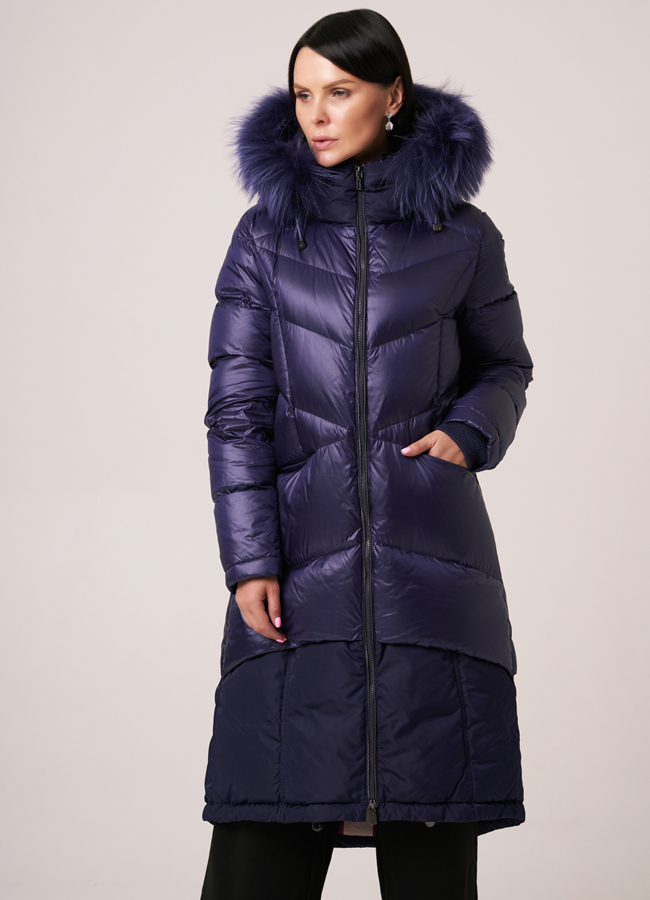 Пуховик DiegoM на молнии с капюшоном с отделкой из енота модель № Diego-M 723 меха малина