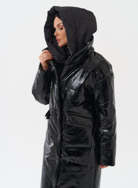 Женский пуховик из эко кожи с капюшоном
