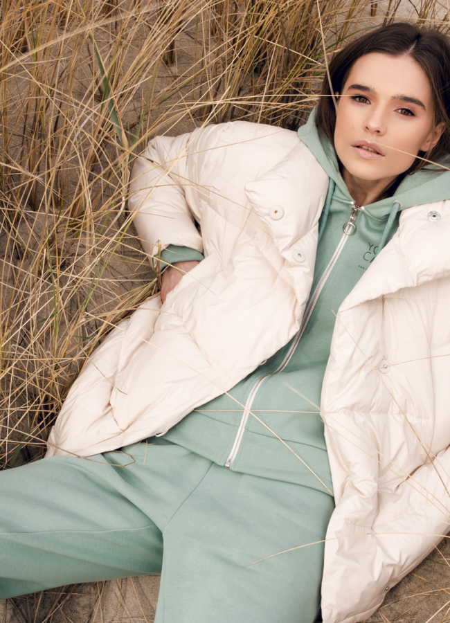 Светлый женский пуховик с воротником стойкой модель № 21838 универмаг малина