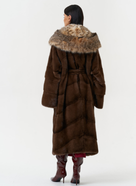 Женская шуба из меха норки с капюшоном из меха рыси