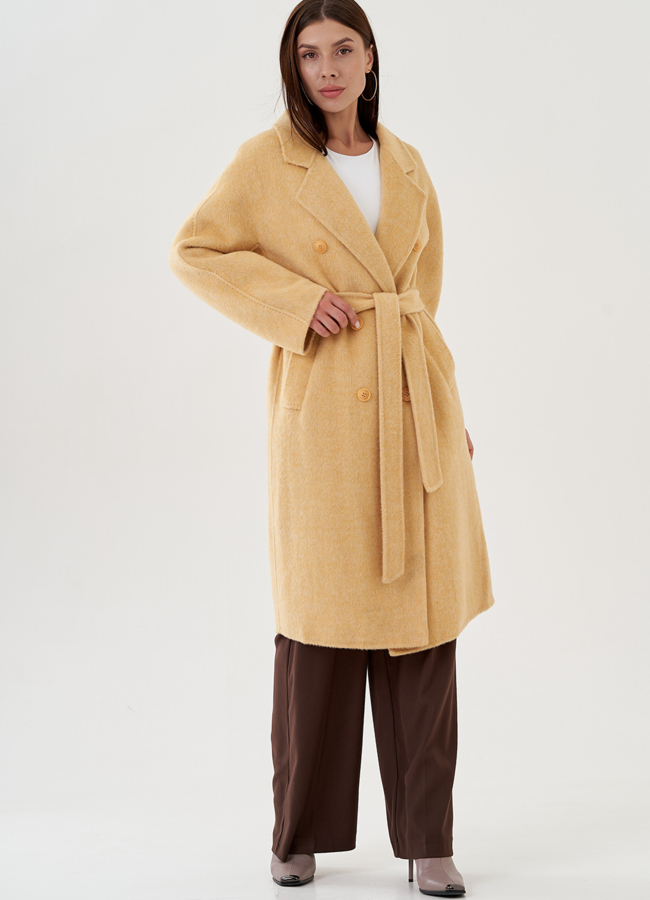 Удлиненное женское пальто в желтом цвете с поясом модель № 81424 меха малина