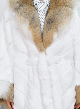 Шуба из кролика с отделкой из меха койота Шуба из кролика с отделкой из меха койота