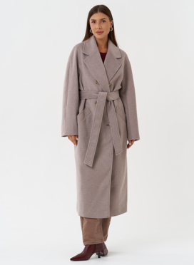 Светлое пальто с английским воротником