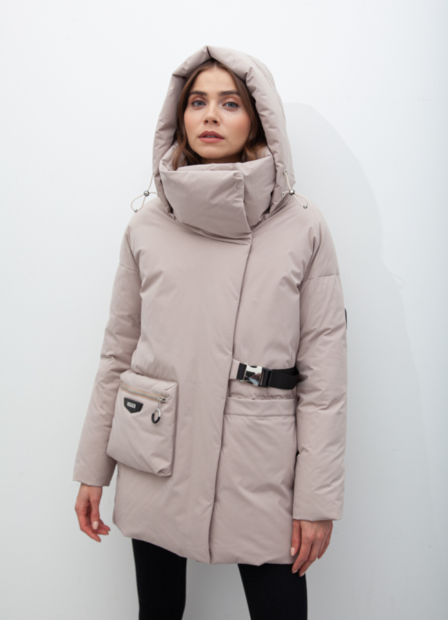 Пуховик женский бежевого цвета с капюшоном модель № 21078 меха малина