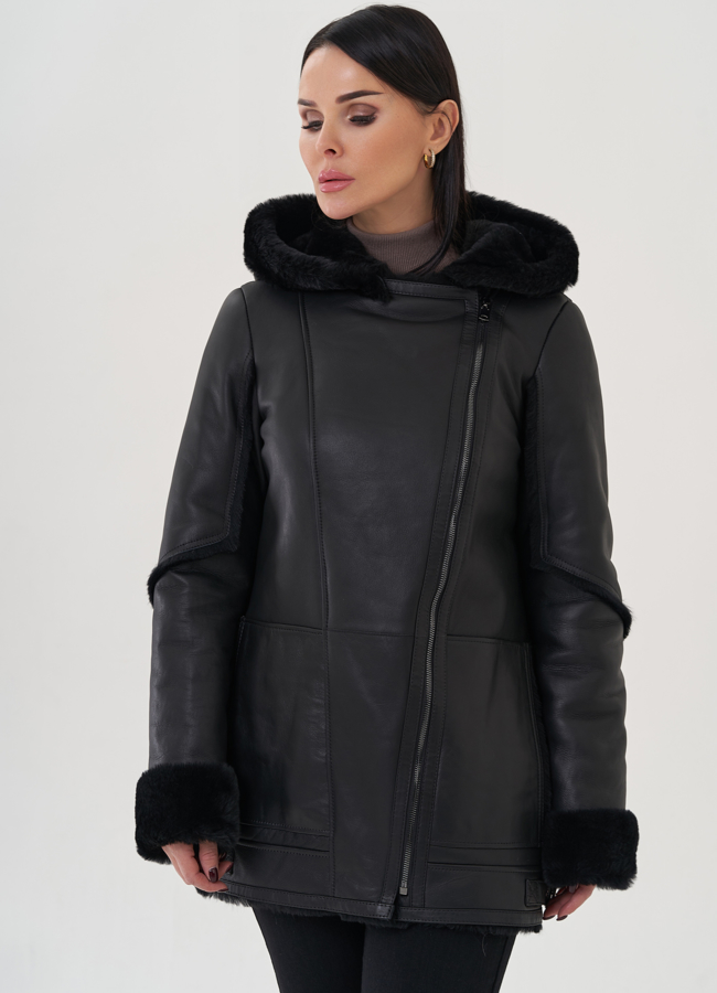фото Женская дубленка черного цвета с капюшоном  модель № 26042