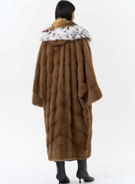 Шуба из меха норки с капюшоном из меха рыси