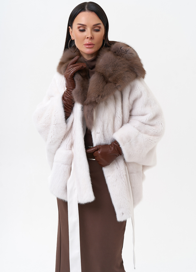 Короткая норковая шуба с капюшоном из меха куницы модель № 29263 универмаг малина