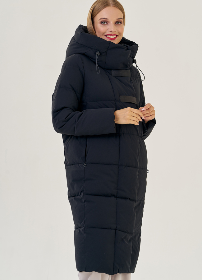 Пуховик женский черного цвета  модель № 23171 меха малина