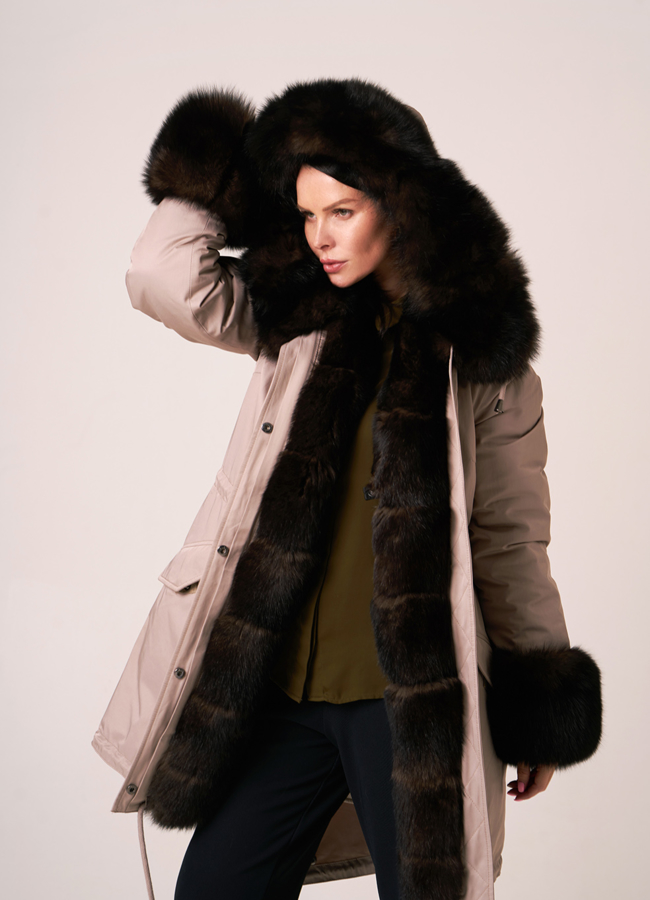 Парка с мехом бежевого цвета модель № 11898 меха малина