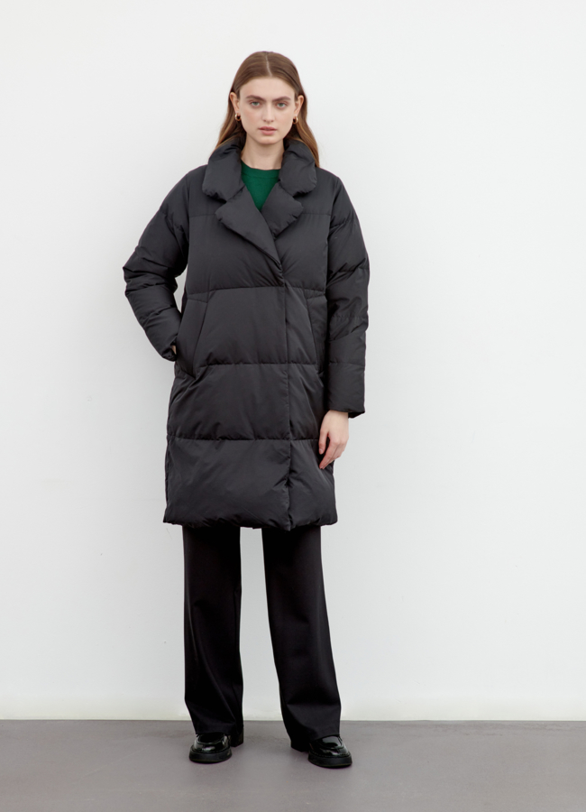 Пуховик черный с английским воротником модель № 79419 меха малина