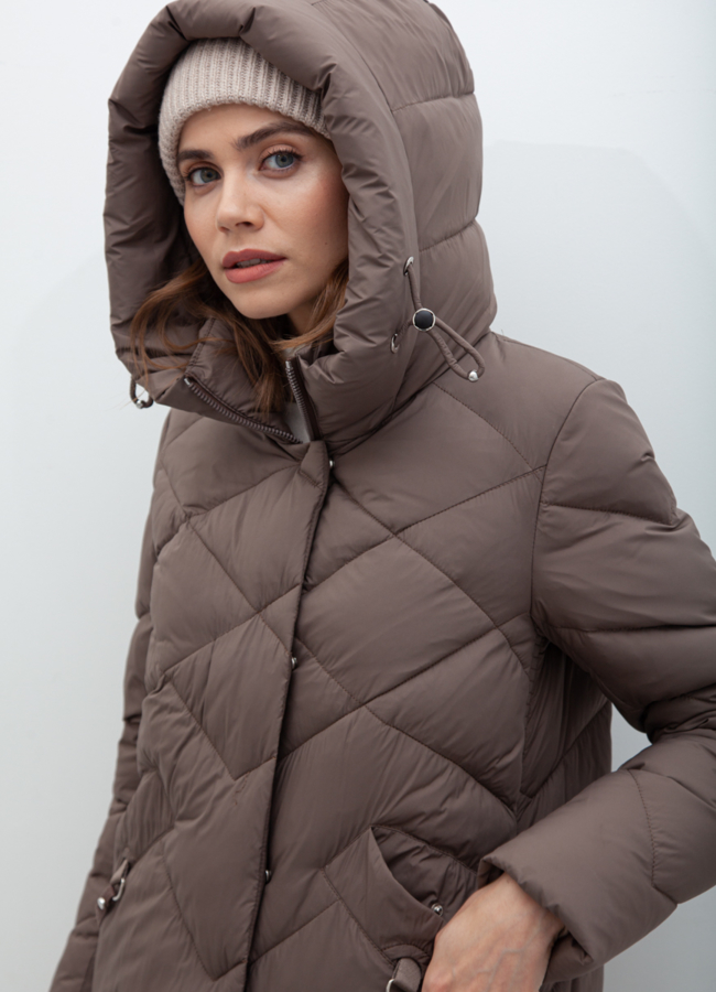 Пуховик женский бежевого цвета модель № 21048 в кредит