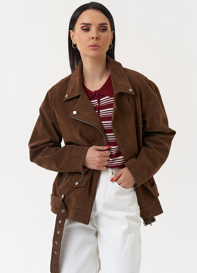 Куртка косуха из эко замши коричневого цвета модель № 30387 меха малина