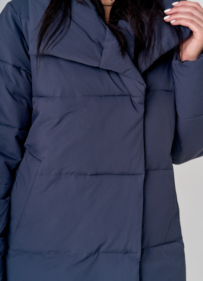 Пуховик женский серого цвета с воротником стойкой модель № 21629 в рассрочку