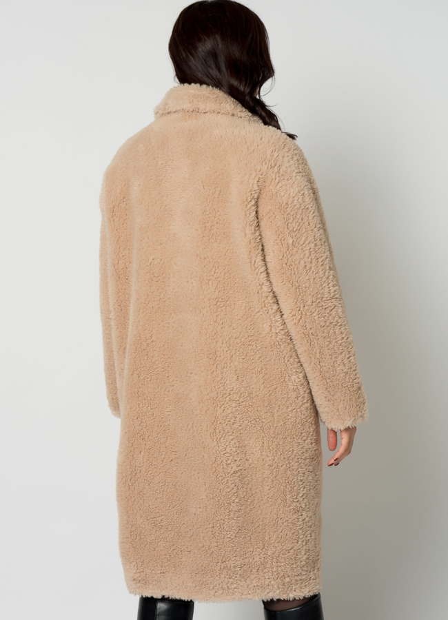 Полупальто из эко меха бежевого цвета с английским воротником модель № 19426 в рассрочку