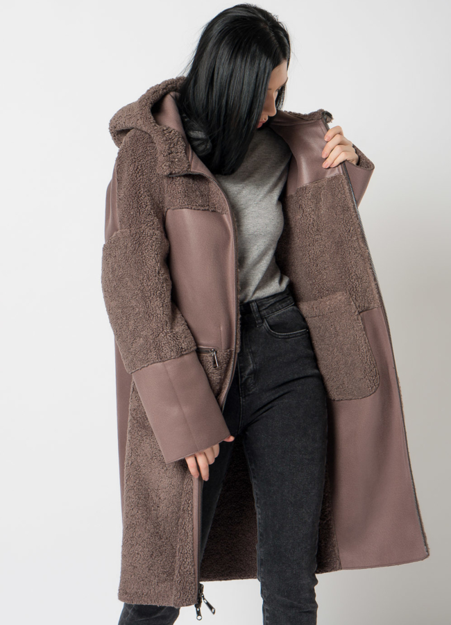 Двухстороннее пальто из эко замши с капюшоном модель № 7702 универмаг малина