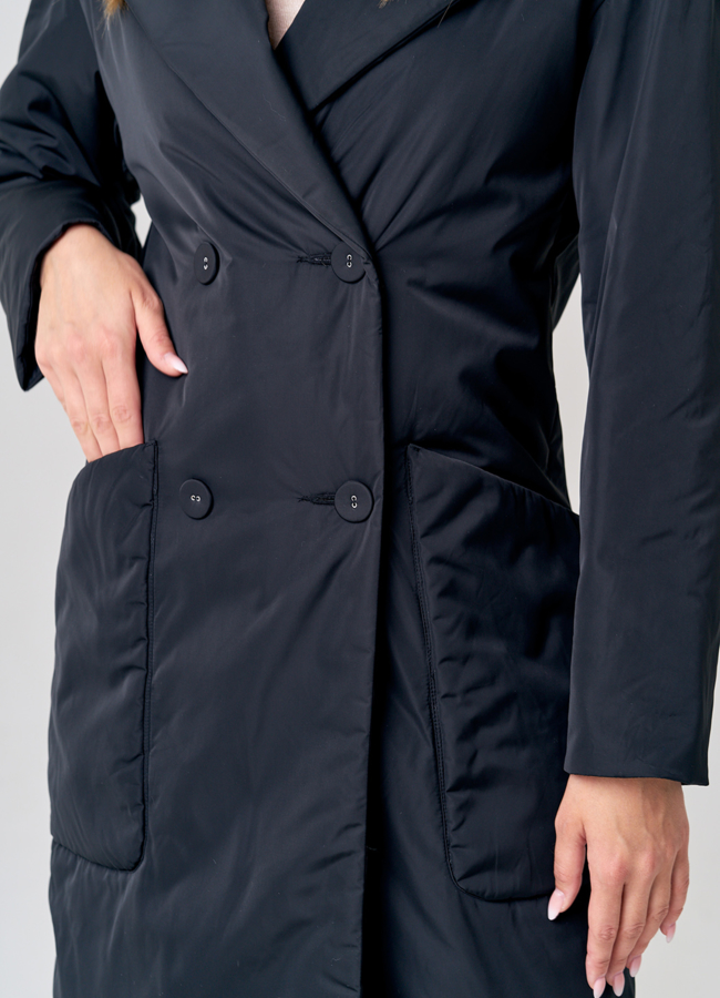 Двубортное плащевое пальто в черном цвете модель № 21156 в рассрочку