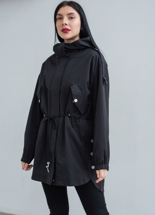 Ветровка черного цвета с капюшоном  модель № 22764 в кредит
