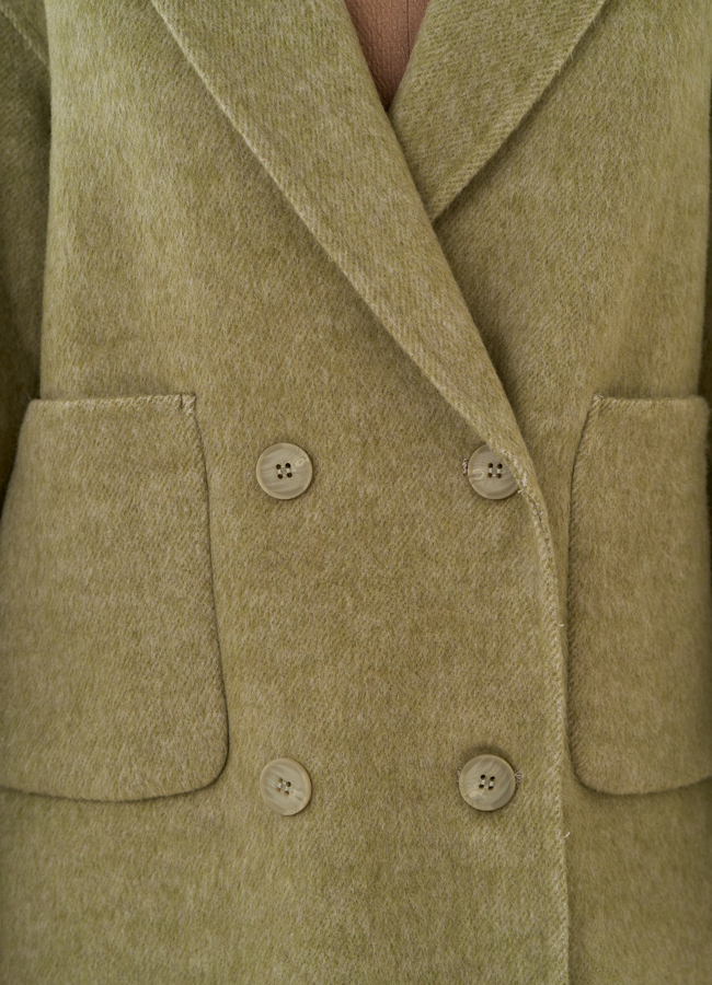 Укороченное двубортное пальто в зеленом цвете модель № 81427 в рассрочку