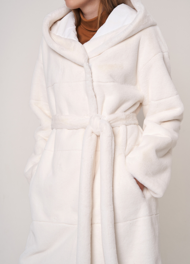 Белая искусственная шуба с капюшоном модель № 17962 в кредит