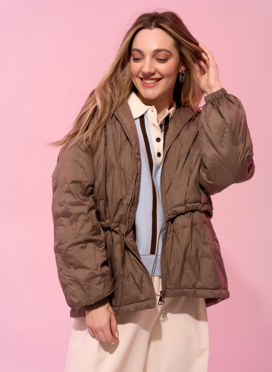 Женская куртка в коричневом цвете с капюшоном