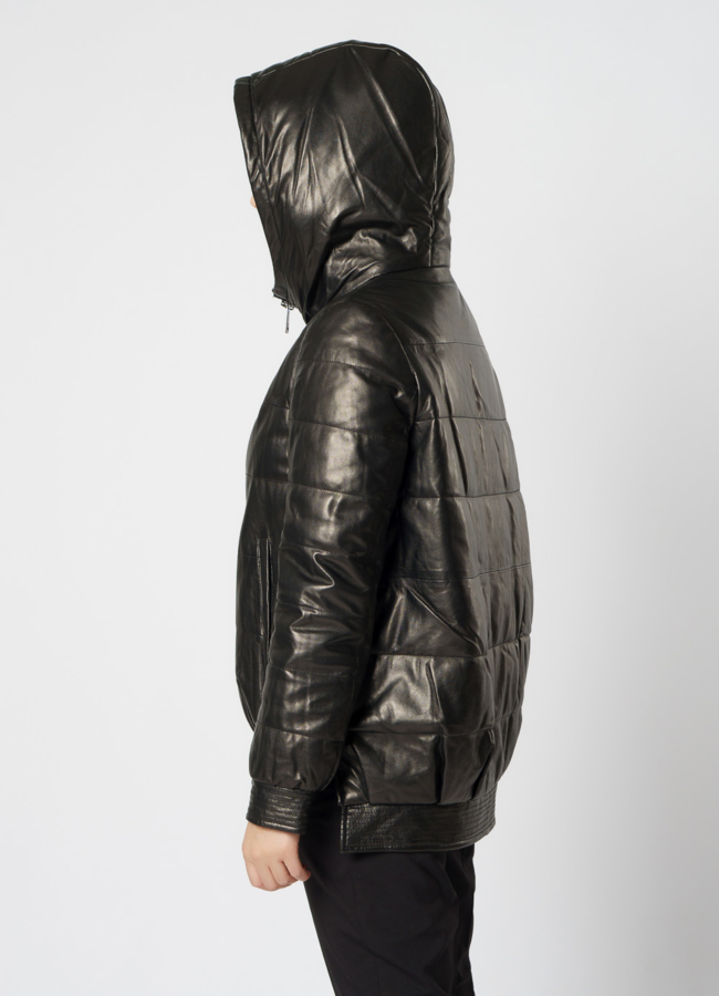 Укороченный кожаный пуховик с капюшоном черного цвета модель № 918 в кредит