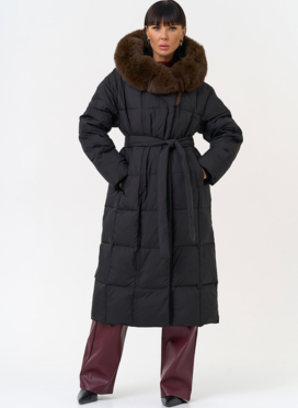 Женский пуховик черного цвета с капюшоном из меха песца