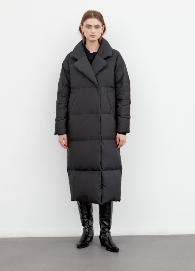 Женский длинный пуховик модель № 79409 меха малина