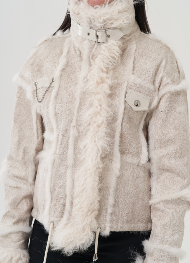 Женская куртка белого цвета с меховой отделкой модель № 25544 в рассрочку