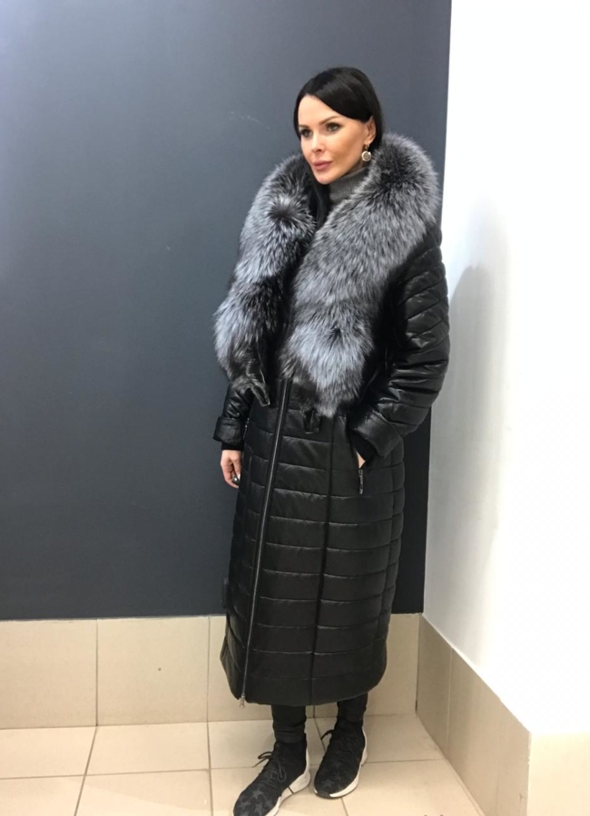 Пуховик из эко кожи на молнии с капюшоном модель № 829 меха малина