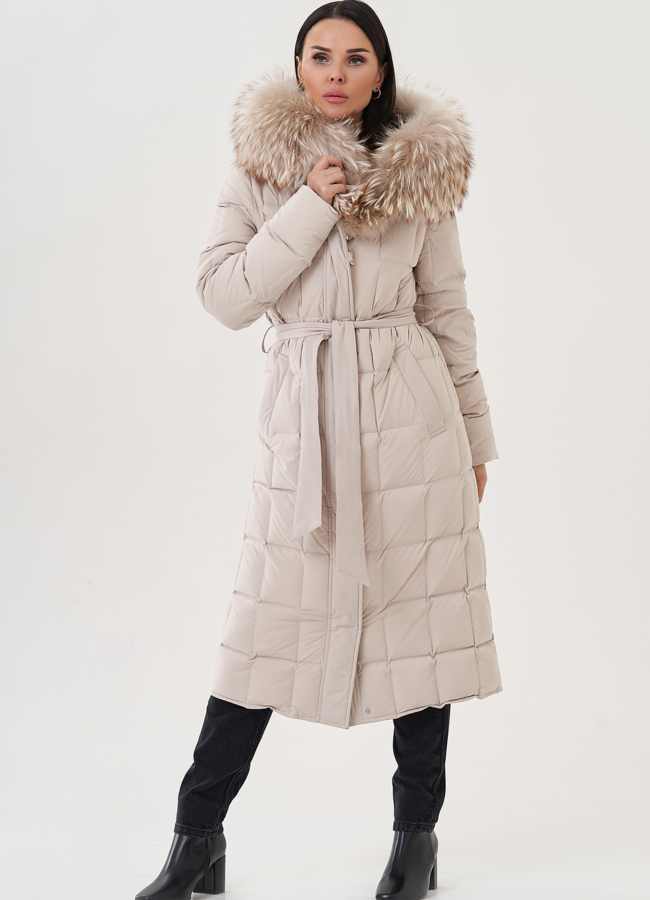Женский пуховик с отделкой капюшона из енота модель № 26076 меха малина
