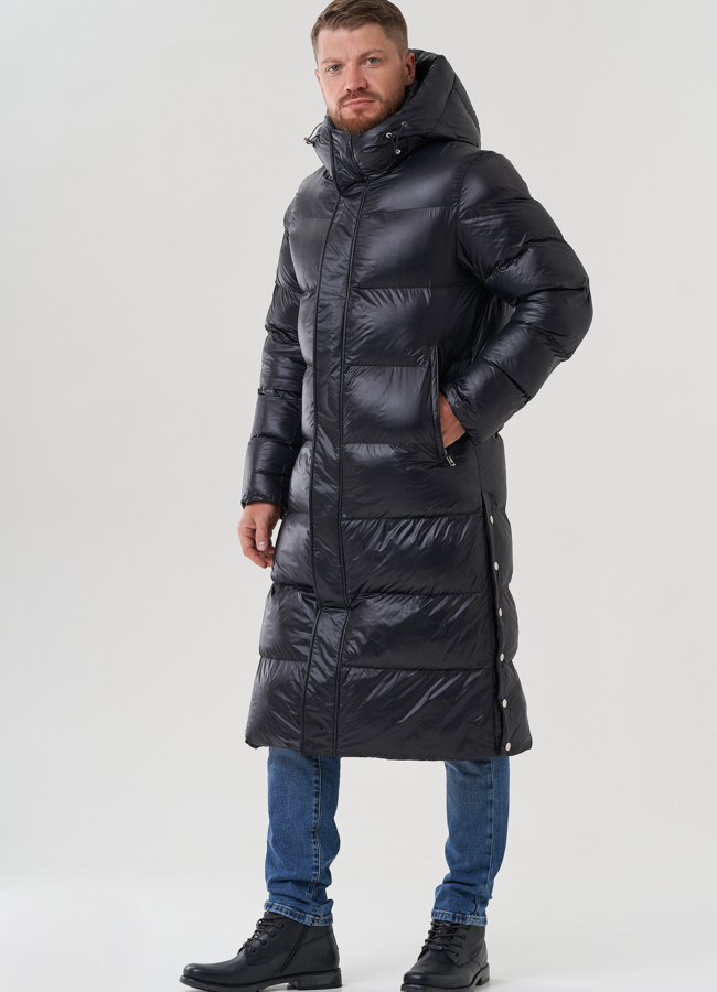 Пуховик мужской черного цвета с капюшоном  модель № 82442 меха малина