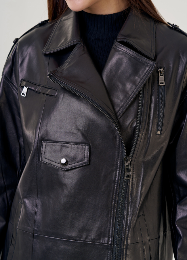 Женский плащ черного цвета  модель № 21584 в рассрочку