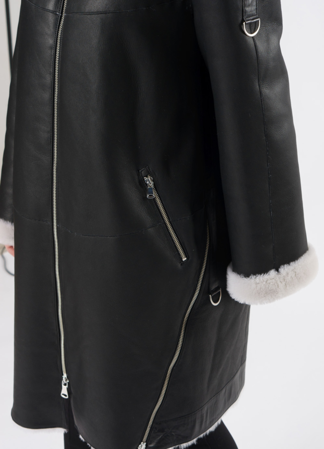 Дубленка черного цвета на молнии с капюшоном модель № 22192 универмаг малина