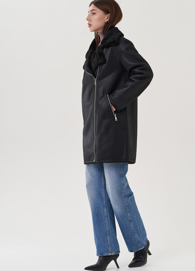 Дубленка черного цвета из эко замши с английским воротником модель № 25413 в рассрочку