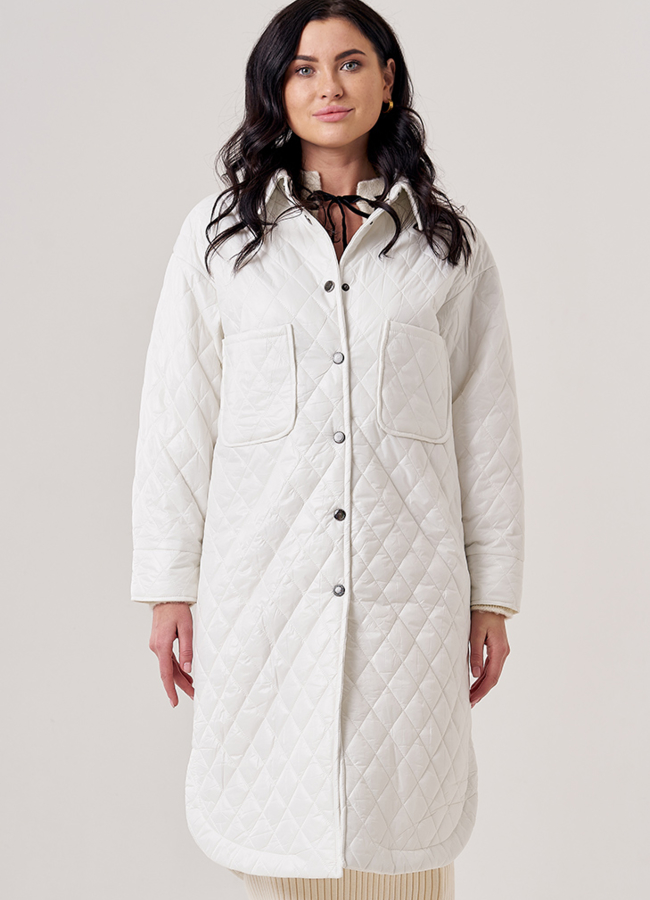 Пальто-рубашка белого цвета модель № 37 меха малина