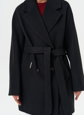 Двубортное пальто с английским воротником