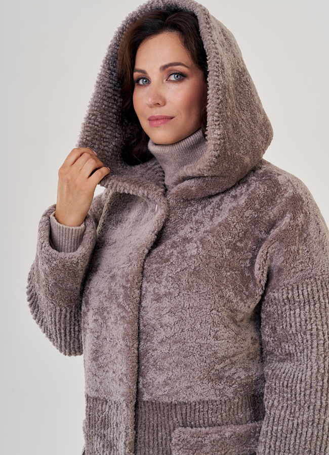 Шуба из овчины в сером цвете с капюшоном модель № 23212 универмаг малина