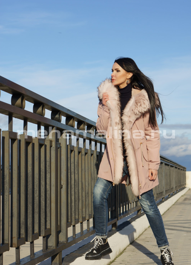 Парка розового цвета с меховой отделкой из енота модель № D08 универмаг малина