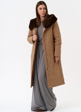 Пуховик с капюшоном из эко меха