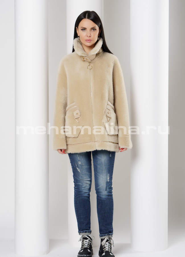 фото Укороченная шуба бежевого цвета с накладными карманами модель № 89191