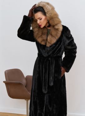 Шуба из меха норки с капюшоном из меха куницы