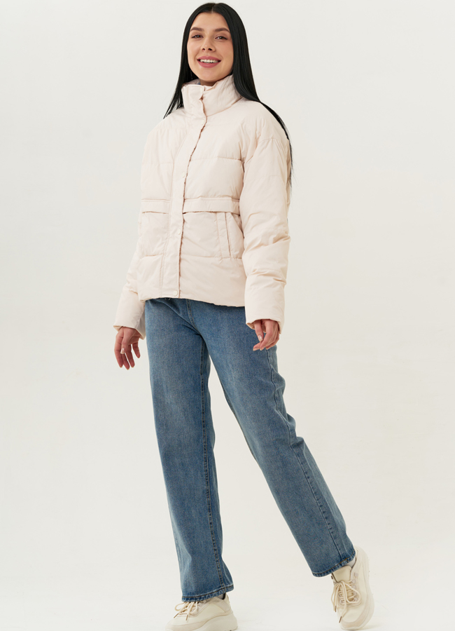 Женская утепленная куртка светло-бежевого цвета модель № 22400 в рассрочку