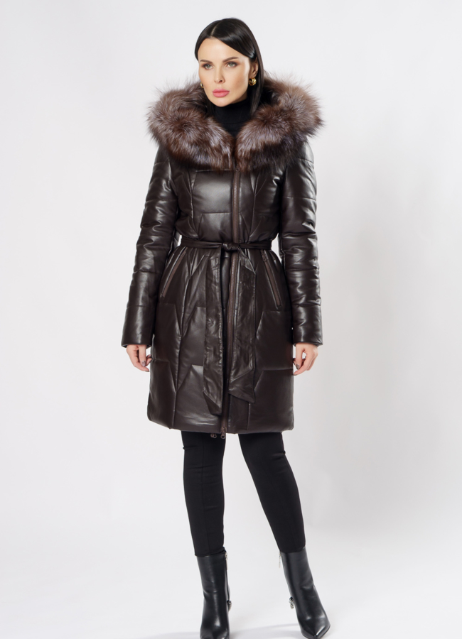 фото Пуховик из эко кожи коричневого цвета с капюшоном модель № 18979