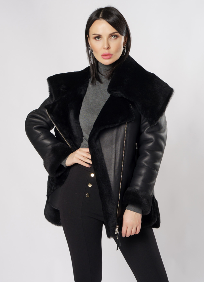 Укороченная дубленка с капюшоном черного цвета модель № 3633 универмаг малина