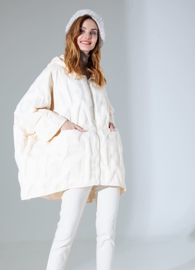 Куртка oversize в молочном цвете модель № 8525 меха малина